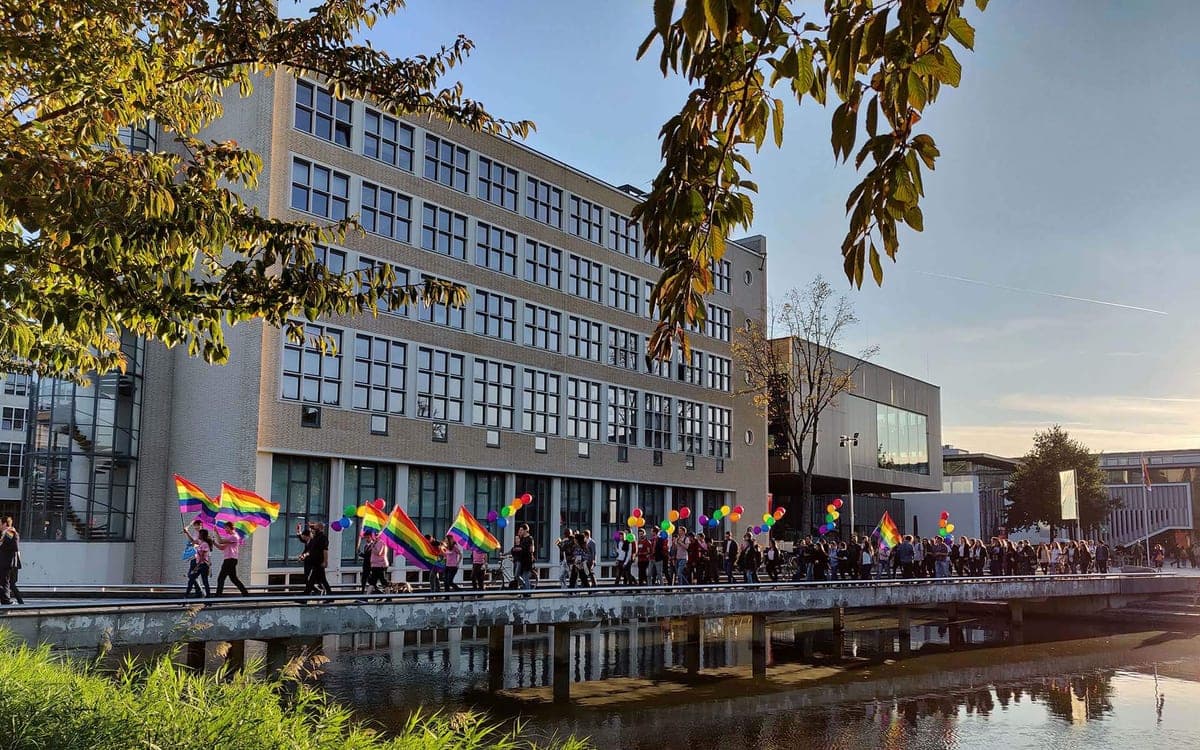 Vooraanzicht van het pand van DWH in Delft.